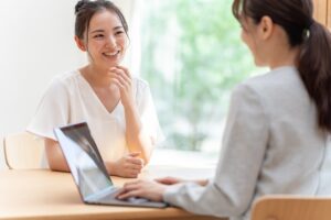 オフィスでミーティングを行う女性2人