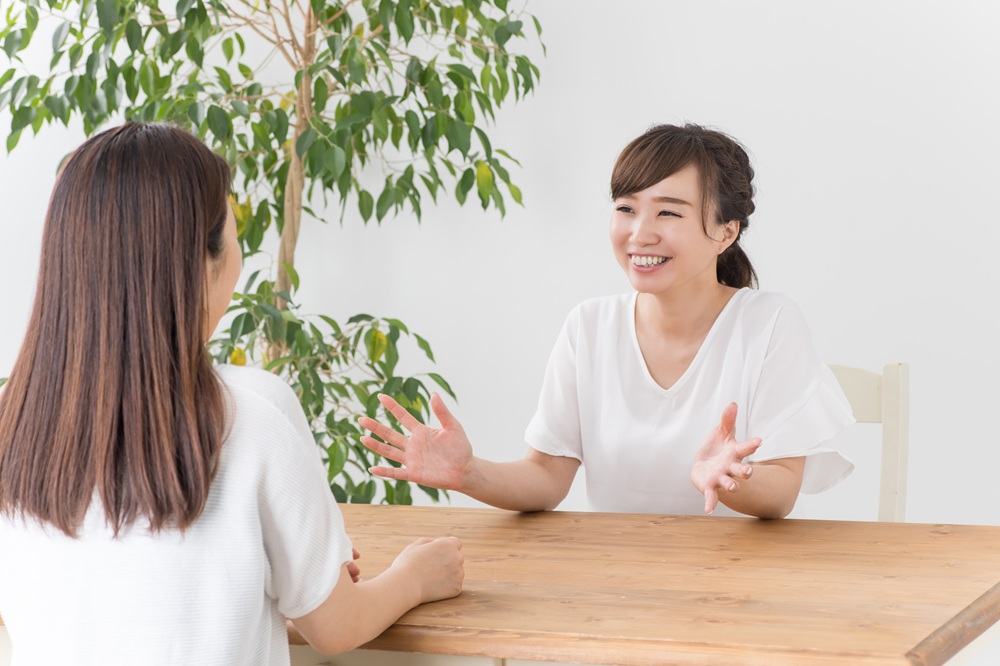 会話する女性たち