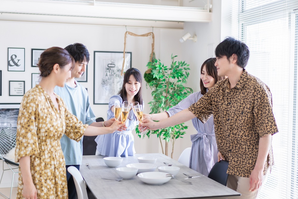 パーティーで乾杯をする若い男女
