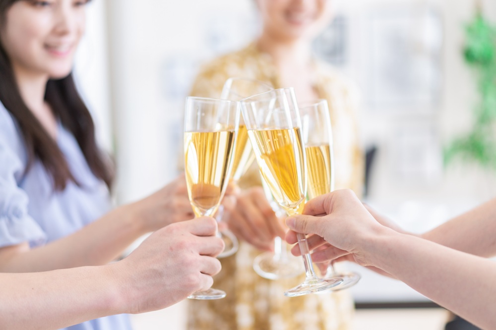 パーティーで乾杯をする若い男女