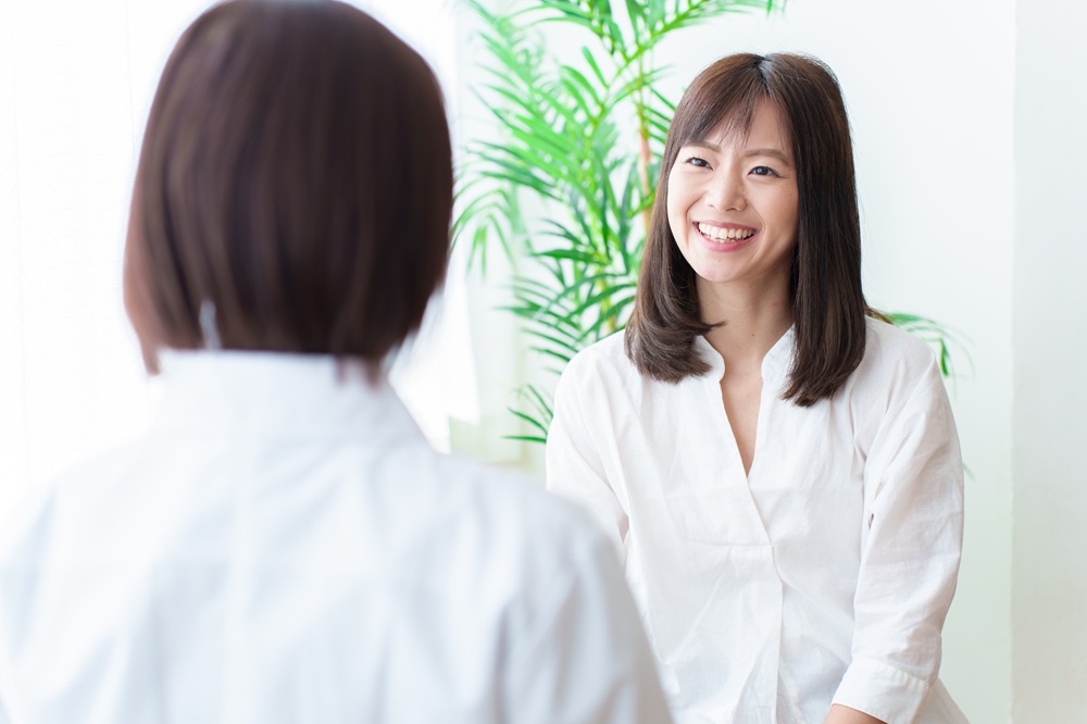 会話をする女性2人