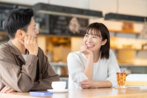 お店で会話する男女