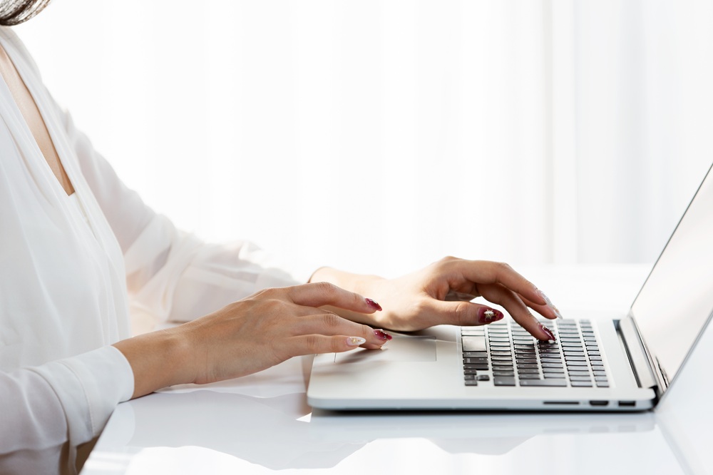 ノートパソコンを操作する女性