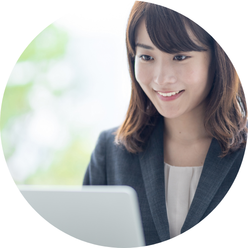 パソコンを見る女性