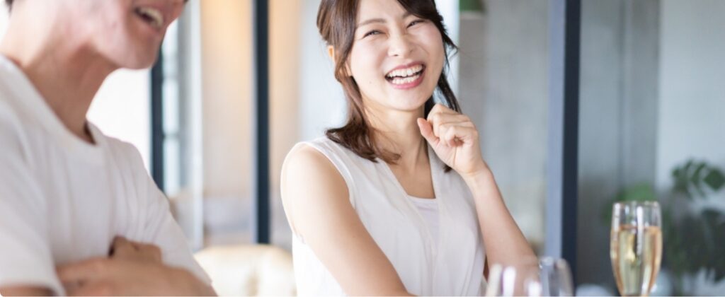 会話を楽しむ男女