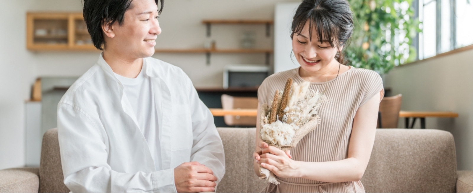 会話を楽しむ男女