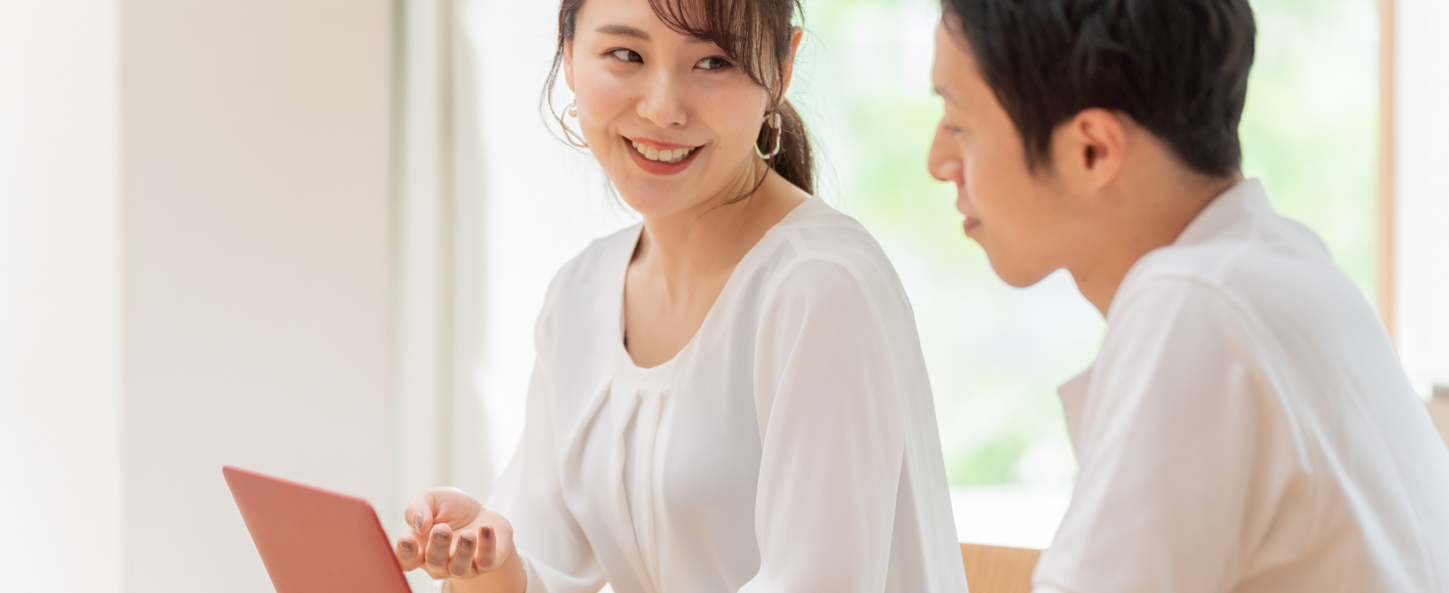 会話を楽しむ男女