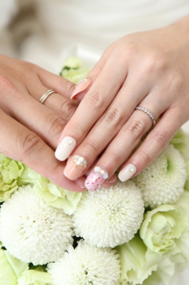 手をブーケの上に乗せる