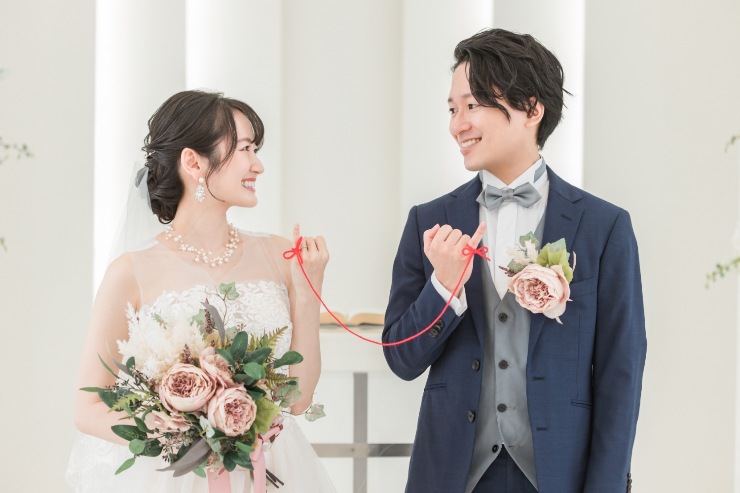 薬指に赤い糸をつけた糸結婚式