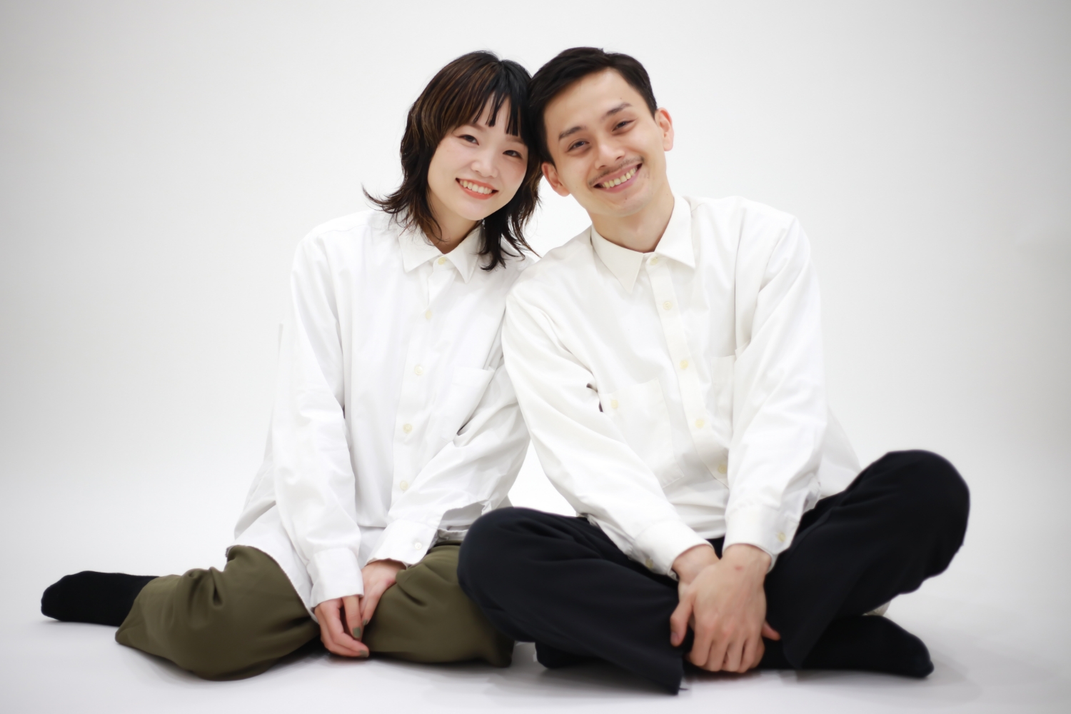 座っている男女のカップル