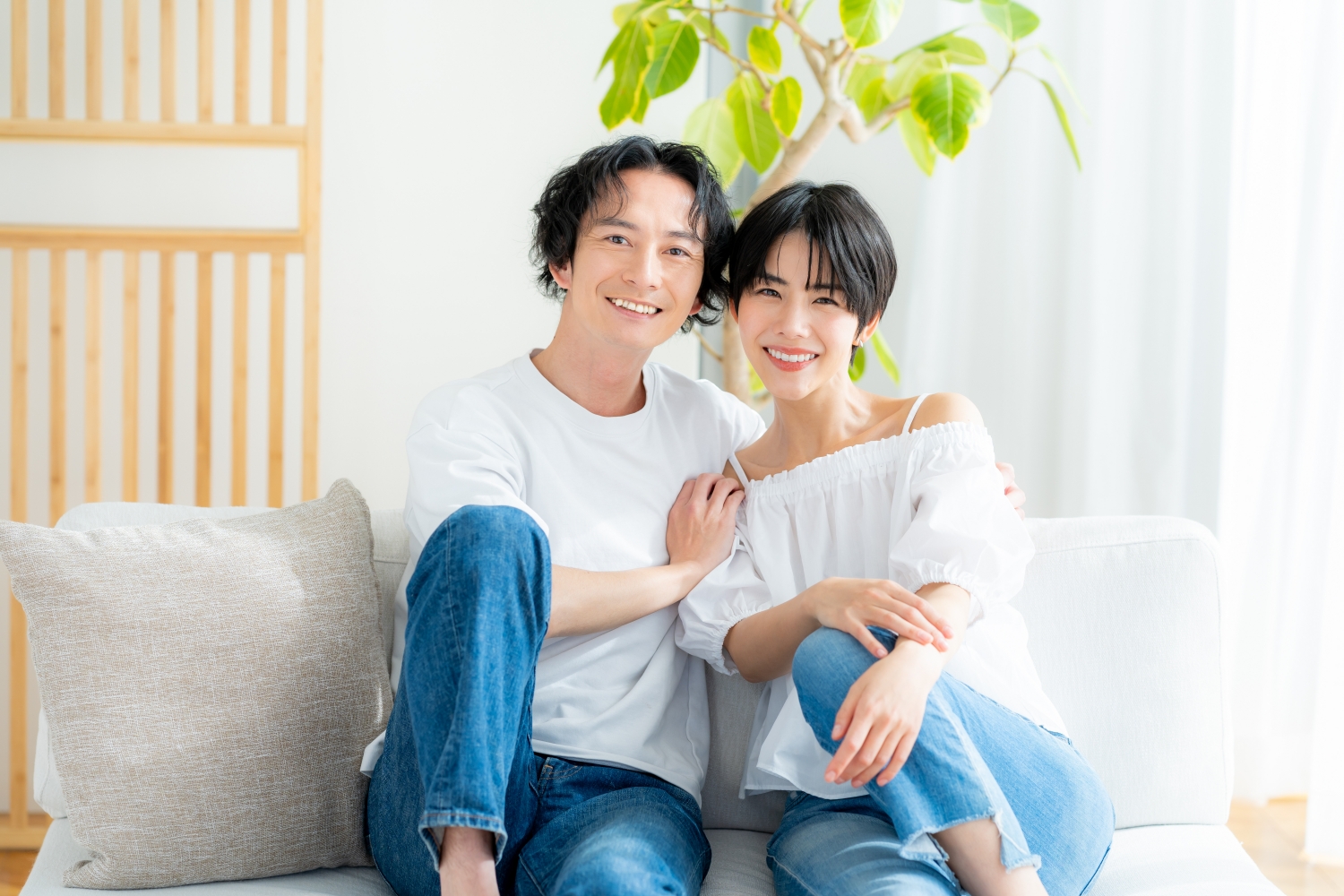 ソファー院座るカップル男女