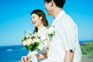 海にいる男女のカップル